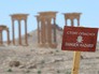 Табличка с предупреждением "Стой! Опасно!" на территории исторической части Пальмиры Табличка с предупреждением "Стой! Опасно!" на территории исторической части Пальмиры