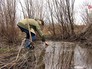 Экологи берут пробу воды Экологи берут пробу воды