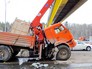 Автокран врезался в надземный переход Автокран врезался в надземный переход