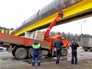 Автокран врезался в надземный переход Автокран врезался в надземный переход
