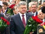 Президент Украины Петр Порошенко возлогает цветы Президент Украины Петр Порошенко возлогает цветы