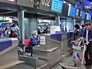 Пассажиры у стоек регистрации в аэропорту Пассажиры у стоек регистрации в аэропорту