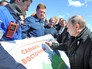 Президент России Владимир Путин общается с персоналом космодрома "Восточный" Президент России Владимир Путин общается с персоналом космодрома "Восточный"