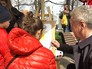 Сергей Собянин рисует с девочкой Сергей Собянин рисует с девочкой