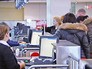 Пассажиры у стоек регистрации в аэропорту Пассажиры у стоек регистрации в аэропорту