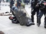Полиция Франции задерживает демонстрантов на митинге Полиция Франции задерживает демонстрантов на митинге