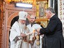 Перед началом пасхального богослужения делегация Фонда Андрея Первозванного доставила в храм Христа Спасителя Благодатный огонь из Иерусалима Перед началом пасхального богослужения делегация Фонда Андрея Первозванного доставила в храм Христа Спасителя Благодатный огонь из Иерусалима