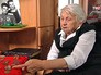 Переехавшая в Москву из Украины ветеран ВОВ демонстрирует военные награды Переехавшая в Москву из Украины ветеран ВОВ демонстрирует военные награды