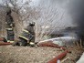 Пожарные во время тушения возгорания Пожарные во время тушения возгорания