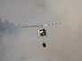 Вертолет во время тушения лесного пожара Вертолет во время тушения лесного пожара