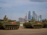 Боевые машины пехоты БМП-3 перед ночной репетицией военного парада на Красной площади Боевые машины пехоты БМП-3 перед ночной репетицией военного парада на Красной площади