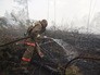 Сотрудник пожарной службы во время тушения лесного пожара Сотрудник пожарной службы во время тушения лесного пожара