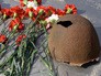Солдатская каска и цветы на месте захоронения Солдатская каска и цветы на месте захоронения