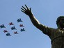 Многоцелевые истребители Су-27 пилотажной группы "Русские Витязи" и МиГ-29 пилотажной группы "Стрижи" пролетают над Красной площадью на генеральной репетиции военного парада Многоцелевые истребители Су-27 пилотажной группы "Русские Витязи" и МиГ-29 пилотажной группы "Стрижи" пролетают над Красной площадью на генеральной репетиции военного парада