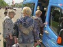 Пассажиры садятся маршрутку Пассажиры садятся маршрутку