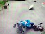 Падение облицовки дома на женщину Падение облицовки дома на женщину
