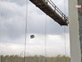 Строительную люльку раскачивает ветром Строительную люльку раскачивает ветром
