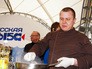 Повар готовит рыбу Повар готовит рыбу
