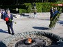 Президент Украины Пётр Порошенко возлогает цветы к вечному огню Президент Украины Пётр Порошенко возлогает цветы к вечному огню