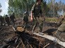 Военнослужащие во время тушения лесного пожара Военнослужащие во время тушения лесного пожара
