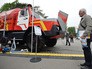 Посетитель у пожарной автоцистерны АЦ-40, созданной на базе автомобиля Урал-4320 Посетитель у пожарной автоцистерны АЦ-40, созданной на базе автомобиля Урал-4320