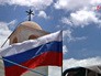 Российский флаг на фоне православного храма в Сирии Российский флаг на фоне православного храма в Сирии