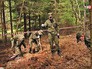 Солдаты - поисковики проводят раскопки Солдаты - поисковики проводят раскопки