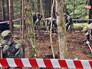 Солдаты - поисковики проводят раскопки Солдаты - поисковики проводят раскопки