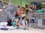 Школьник-изобретатель собирает робота-манипулятора Школьник-изобретатель собирает робота-манипулятора