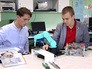 Школьник-изобретатель собирает робота-манипулятора Школьник-изобретатель собирает робота-манипулятора