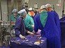 Хирургипроводят операцию Хирургипроводят операцию