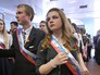 Выпускники на последнем звонке в школе Выпускники на последнем звонке в школе