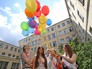 Выпускники на последнем звонке в школе Выпускники на последнем звонке в школе