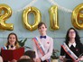 Выпускники на последнем звонке в школе Выпускники на последнем звонке в школе