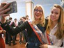 Выпускники на последнем звонке в школе Выпускники на последнем звонке в школе