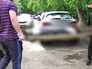 Мужчины уносят погибшего человека Мужчины уносят погибшего человека