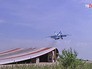 Истребитель Су-25 отрабатывает тренировочный взлет Истребитель Су-25 отрабатывает тренировочный взлет