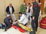 Французские врачи помогают пострадавшему от удара молнии Французские врачи помогают пострадавшему от удара молнии