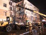 Сотрудники МЧС во время аварийно-спасательных работ на месте обрушения перекрытий в одном из подъездов жилого пятиэтажного дома в Междуреченске Сотрудники МЧС во время аварийно-спасательных работ на месте обрушения перекрытий в одном из подъездов жилого пятиэтажного дома в Междуреченске