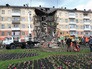 Сотрудники МЧС во время аварийно-спасательных работ на месте обрушения перекрытий в одном из подъездов жилого пятиэтажного дома в Междуреченске Сотрудники МЧС во время аварийно-спасательных работ на месте обрушения перекрытий в одном из подъездов жилого пятиэтажного дома в Междуреченске