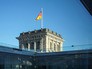 Флаг Германии на здании Бундестага в Берлине Флаг Германии на здании Бундестага в Берлине