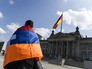 Митингующий около здания Рейхстага в Берлине Митингующий около здания Рейхстага в Берлине