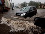 Автомобиль на затопленной дороге во время сильного ливня Автомобиль на затопленной дороге во время сильного ливня
