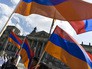 Митингующие около здания Рейхстага в Берлине Митингующие около здания Рейхстага в Берлине