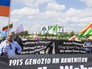 Митингующие около здания Рейхстага в Берлине Митингующие около здания Рейхстага в Берлине