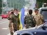 Украинские радикалы дежурят на дороге Украинские радикалы дежурят на дороге