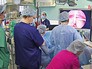 Хирурги проводят операцию Хирурги проводят операцию