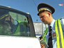 Инспекторы ДПС проверяют тонировку автомобиля Инспекторы ДПС проверяют тонировку автомобиля