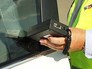 Инспекторы ДПС проверяют тонировку автомобиля Инспекторы ДПС проверяют тонировку автомобиля