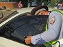 Инспекторы ДПС проверяют тонировку автомобиля Инспекторы ДПС проверяют тонировку автомобиля